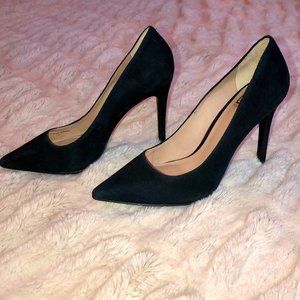 NWOT Pour Le Victoire Black Suede Pumps